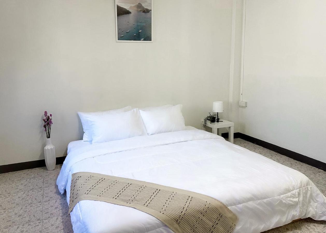 Montana Hotel & Hostel Phuket Karon Exterior photo