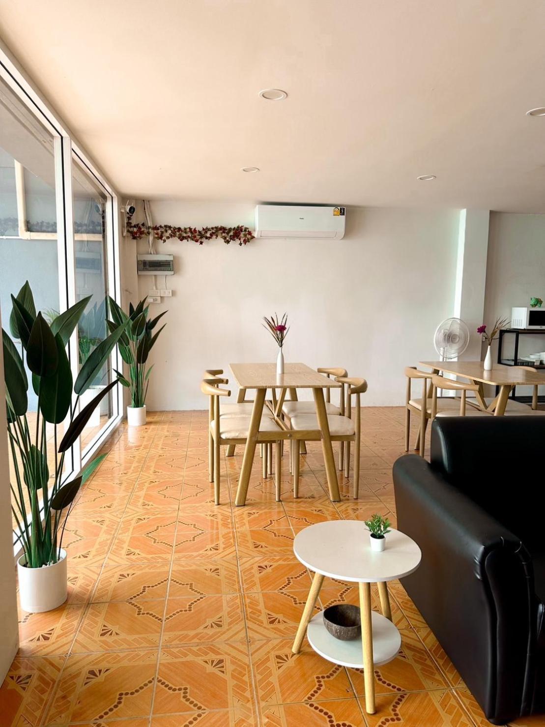 Montana Hotel & Hostel Phuket Karon Exterior photo