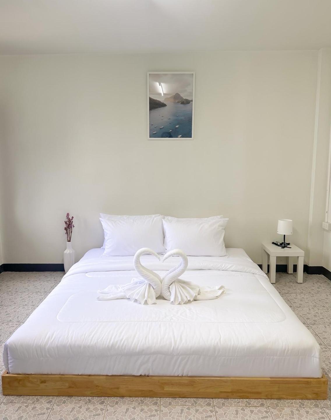 Montana Hotel & Hostel Phuket Karon Exterior photo