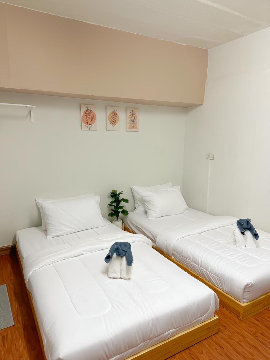 Montana Hotel & Hostel Phuket Karon Exterior photo