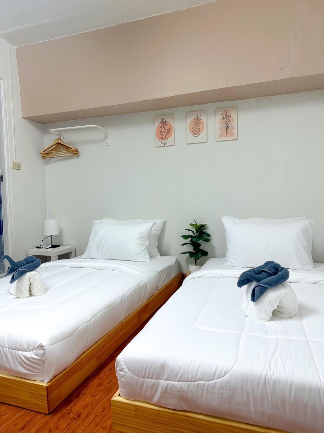 Montana Hotel & Hostel Phuket Karon Exterior photo