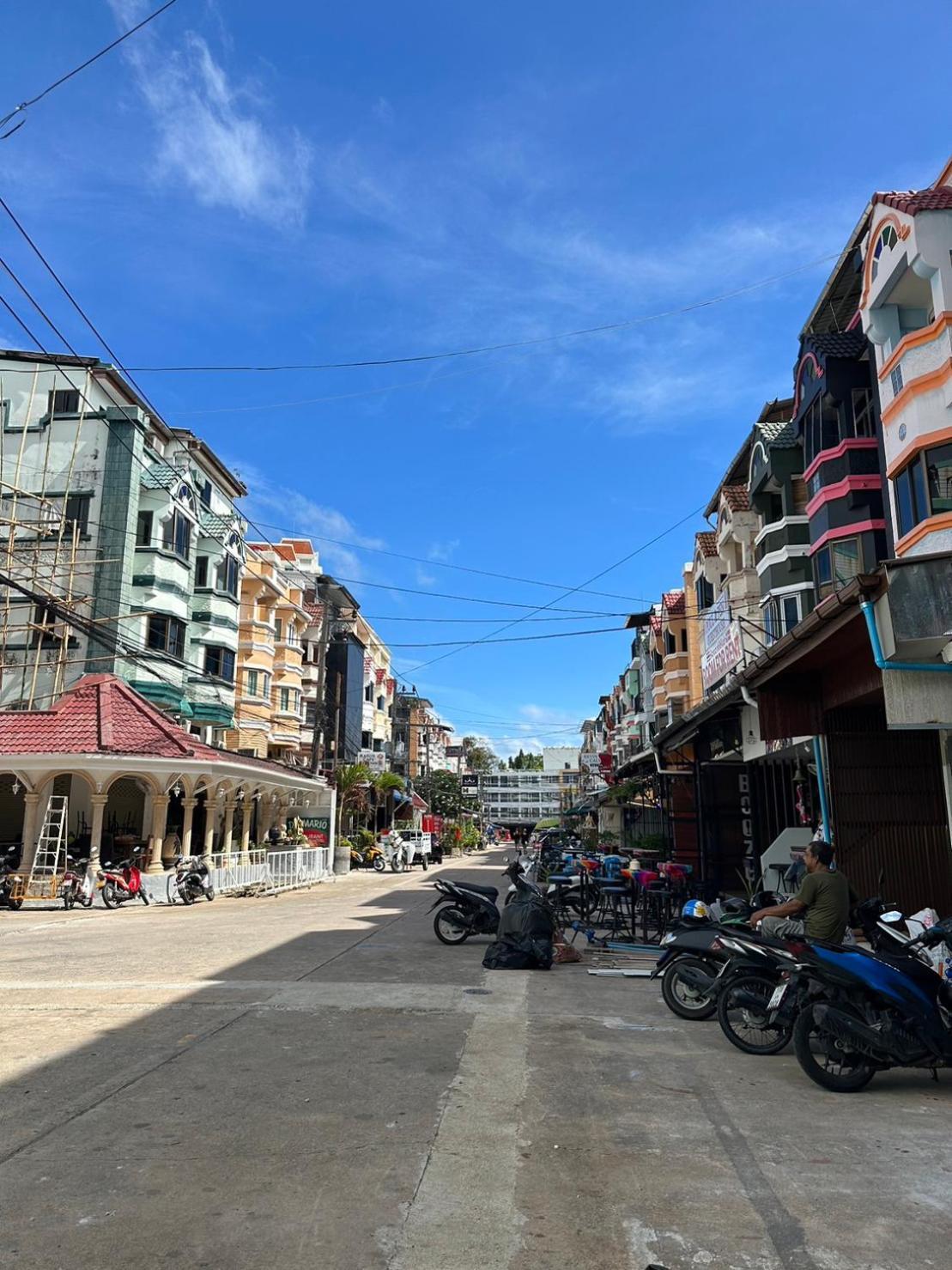 Montana Hotel & Hostel Phuket Karon Exterior photo